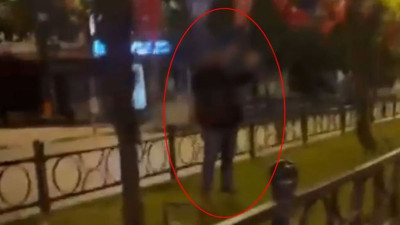 Türk bayrağını yakmaya kalkıştı! Yoldan geçen kadın müdahale etti, şahıs kaçtı”