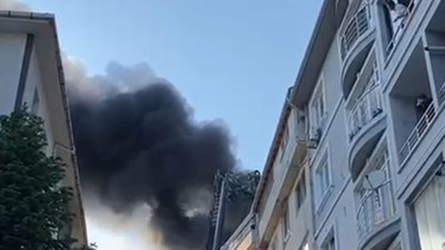 7 katlı binada korkutan yangın. Çatı alevler içinde