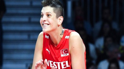 Ebrar Karakurt'un yeni takımını annesi gösterdi