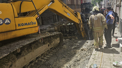 İstanbul'da yol çöktü! 1 işçi göçük altından çıkarıldı