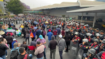 On binler "onurlu bir emeklilik" için sokaklara döküldü