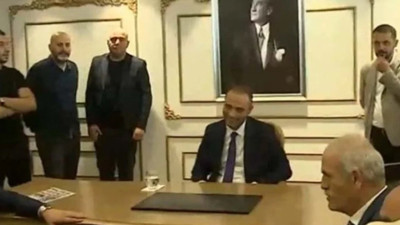 Gülücükler saçarak koltuğa oturdu! Seçimle kaybettikleri belediyeyi aldılar...