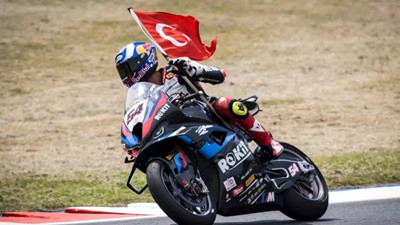 Torpak Razgatlıoğlu İtalya'da kazandı!