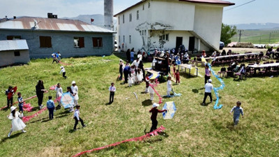 Ağrı'da köy çocuklarının hayali gerçek oldu, gökyüzü uçurtmalarla şenlendi