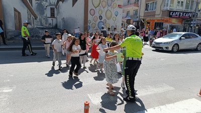 Karneleri aldılar, polis Ömer'e koştular: Öğrencilerden unutulmaz jest!