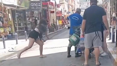 İki genç kız, belediye çalışanını döverek hastanelik etti