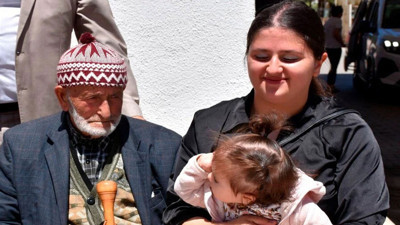 Sivas'ta Mehmet dedenin uzun yaşamasının sırrı 2 besinde! 6 çocuğu 50 torunu 5 torununun torunu var! Bir asırı geride bıraktı