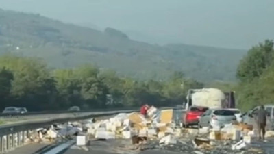 TIR bariyerlere girdi: Ortalık savaş alanına döndü!