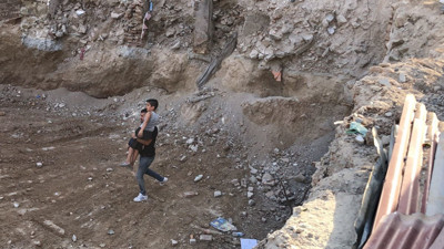Toprak kaydı çocuk çukura düştü