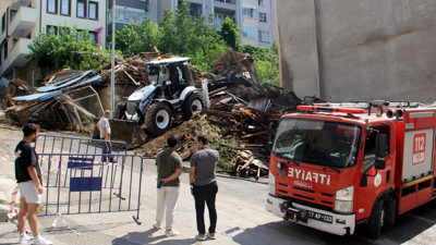 Sinop'ta üç katlı bina çöktü