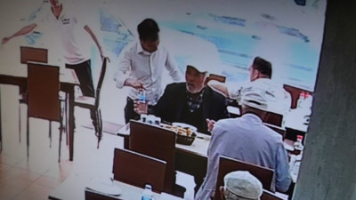 Lokantacı boğazına yiyecek kaçan kişiyi Heimlich manevrasıyla kurtardı!