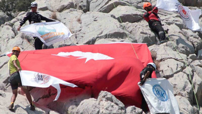 Antalya’nın dağında Türk bayrağı dalgalandı!