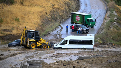 Ankara’yı sağanak vurdu: Caddeler sular altında! Araçlar mahsur