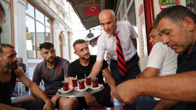 Kravatlı çaycı Samsun’u şaşırtıyor: 30 yıllık özen!