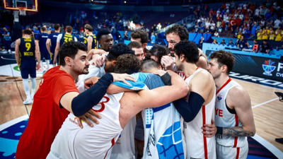 Nefesler tutuldu! 12 Dev Adam EuroBasket'te final için Yunanistan'a karşı