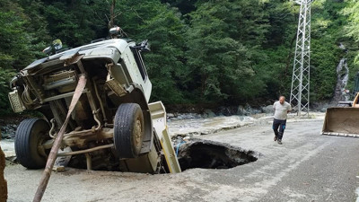 Artvin’de yol onarım sırasında kamyon göçüğe düştü: 1 yaralı
