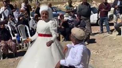 Mersin'de 40 yıl önce kaçtılar! 4 çocuklu, 9 torunlu çift, gelinlik ve damatlık giyip düğün yaptı