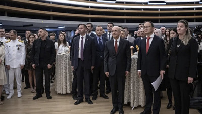 Bakan Mehmet Şimşek, gösteriye 20 dakika geç gelince protesto edildi