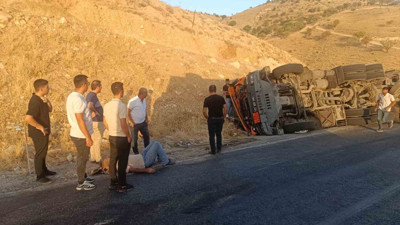 Siirt-Şirvan Yolu'nda korkutan kaza: Virajı alamayan TIR devrildi!
