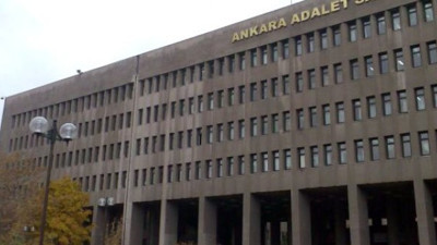 Adliye önünde bıçaklı ve çekiçli kavga: Biri Çocuk 3 Yaralı
