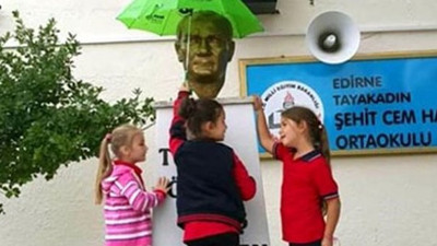 Atatürk'ü yağmurdan koruyan minikler