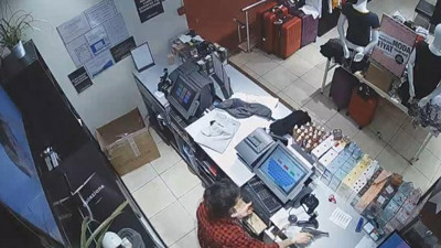 Silahlı soyguncu kasaya takıldı