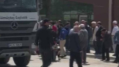 Arnavutköy’de harfiyat kamyonu devrildi
