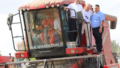 İmamoğlu hasat şenliğine katıldı, biçerdövere bindi