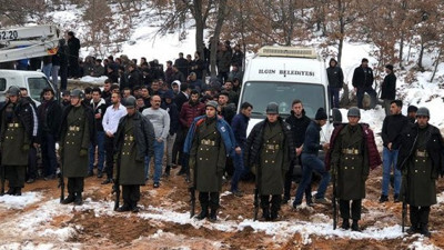 Şehit cenazesinde üşümesinler diye montlarını askerlere giydirdi