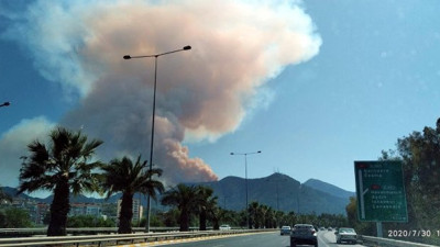 İzmir'de dev yangın: Saat kulesinden bile görünüyor!