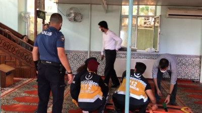 Genç kız caminin altını üstüne getirdi