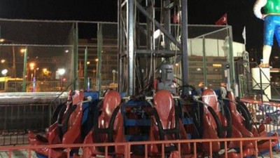 Ucuz atlatıldı! İzmir'de lunaparkta bir oyuncağın halatı koptu