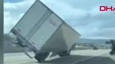 Fırtına 45 TIR'ı savurup attı