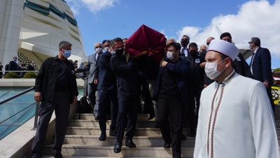 Suna Kıraç'ın naaşında kırmızı örtü detayı