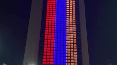 Abu Dabi'de binalara Ermenistan bayrağının renkleri yansıtılmıştı
