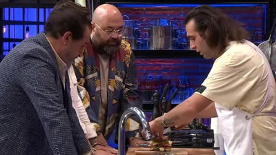 MasterChef Türkiye'de Barbaros'un hareketi Mehmet şefi deliye çevirdi. MasterChef Türkiye'de düelloyu kim kazandı, işte mavi ve kırmızı takım
