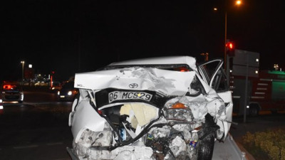 İzmir'de otomobillerin çarpıştığı araçta 5 kişi yaralandı