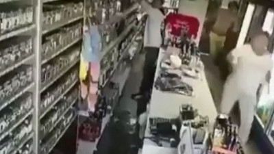 İzmir depremine en olmayacak yerde yakalandılar, tekel bayinde çıplak halde...