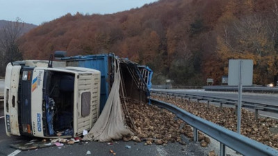 20 ton pancar yola saçıldı