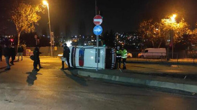 Otomobil polis otosuna çarptı: 3 yaralı