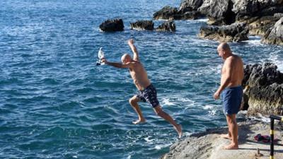 Antalya Demre'de Aralık'ta deniz keyfi