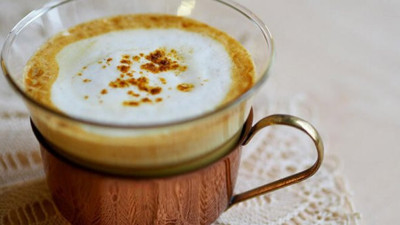 Altın sütün sadece bir bardağında sayısız şifa var. Herkes aktarlara koşuyor