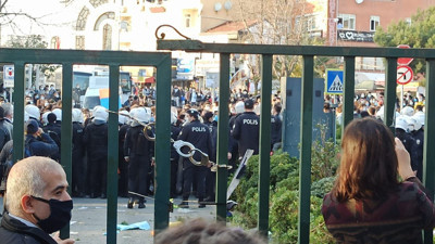 Boğaziçi Üniversitesi'nin kapısındaydı. Kelepçenin sahibi de takan da belli oldu