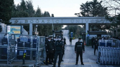 Boğaziçi Üniversitesi önündeki öğrencilere müdahale! Gözaltılar var