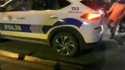 Kadıköy'de sıcak saatler. Polis aracına tekmeli saldırı