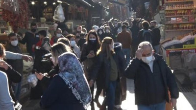 İstanbullular sokaklara akın etti. Açan güneş koronayı unutturdu