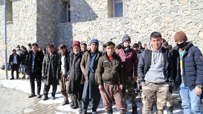 Van'da jandarma mağara bastı. Saya saya bitiremedi