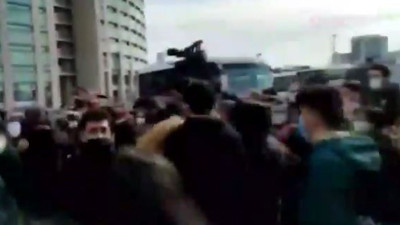 Polisten açıklama yapmak isteyen gruba müdahale