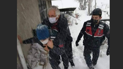 Kahraman jandarma hasta adamı sırtında taşıdı