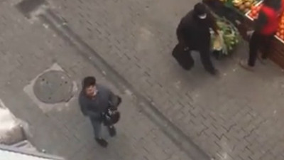 Sizce balkondaki kadına mı yoksa manava mı serenat yaptılar